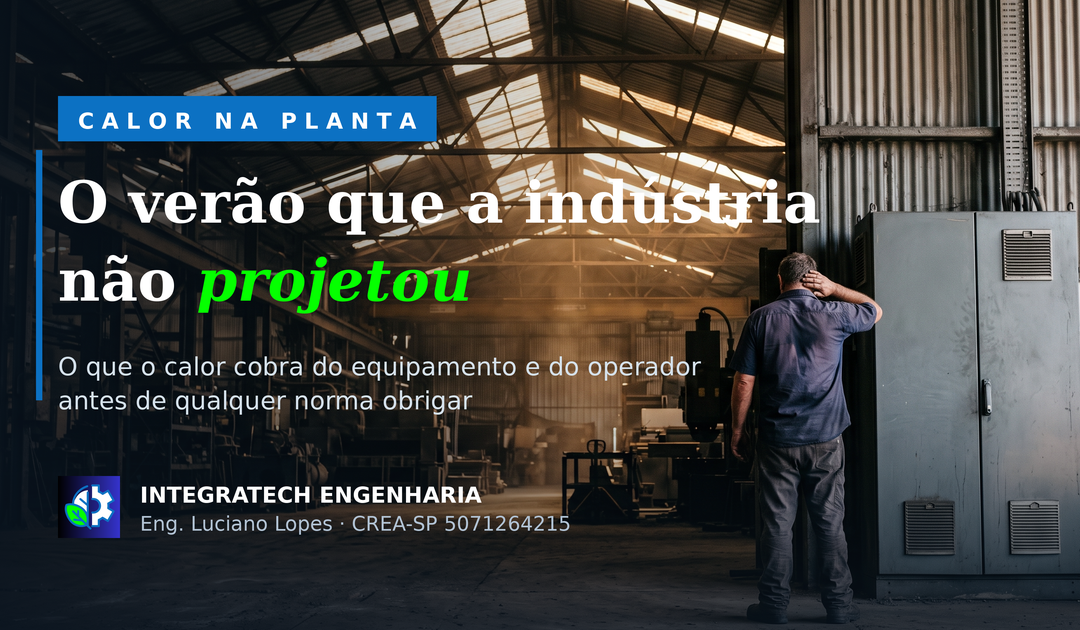 Efeito do calor na planta industrial: operador com a mão na nuca ao lado de um painel elétrico, sob a cobertura metálica de um galpão quente — capa do artigo O verão que a indústria não projetou