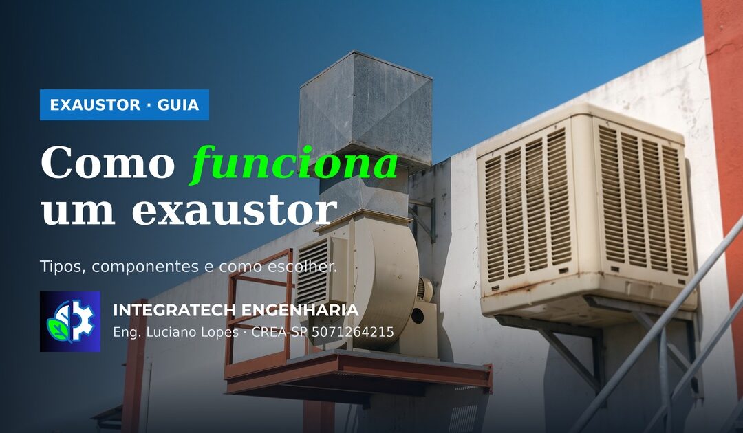 Exaustor industrial com coifa e duto de transição sobre plataforma de aço, ao lado de resfriador evaporativo