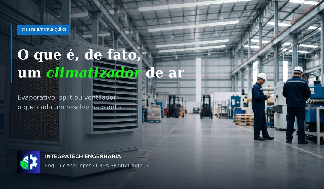 Climatizador de ar evaporativo industrial em galpão fabril, com dois operadores ao fundo